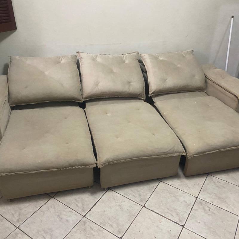 Sofá renovado após limpeza profunda